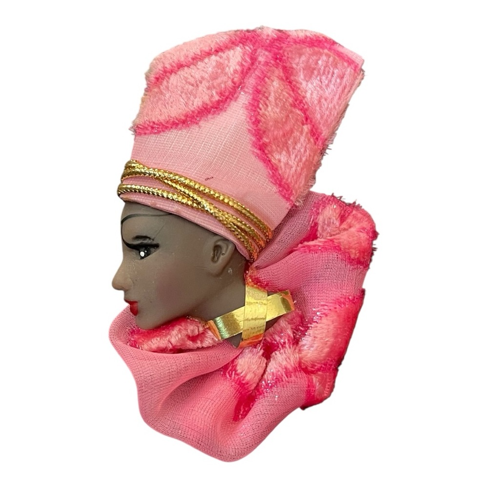 🎀 Vintage Handcrafted Fabric Head Brooch – Pink & Gold Statement Pin 🎀 - Picture 6 of 8